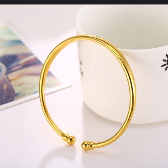 🌸2/$20 gold bangle bracelet - Picture 2 of 6
